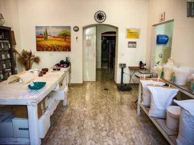 Abbiamo raggiunto le giovani all�interno di �Perniola alimenti�, laboratorio-punto vendita nato nove anni nel paese a sud-est del capoluogo pugliese. Entrando ci ritroviamo in un luogo pervaso da un forte odore di farina...